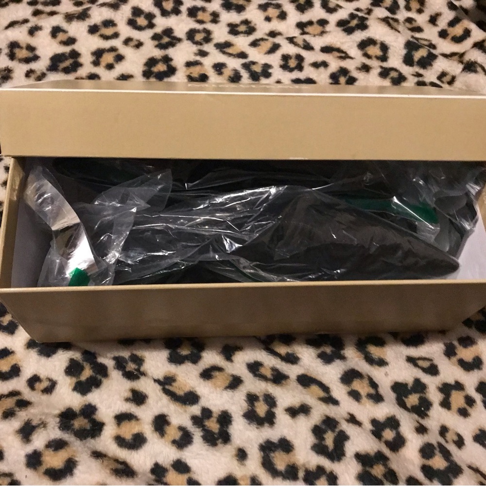 Michael Kors NWT Alina Flex Pointed Toe Kitten Heel Pump in Size 7 - HOST PICK ๐ - Picture 13 of 16